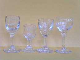 Ancien Verre A Liqueur Pied, Gravé - Glasses