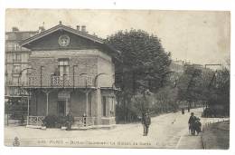 Paris 19ème Arr (75) : La Maison Des Gardes Des Buttes Chaumont Avec Gardes Avec Tramway En Arrière Plan 1910 (animée). - Arrondissement: 19