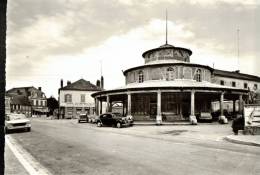 Delcampe - CPSM  ERVY LE CHATEL   Le Village Avec Ses Commerces , Des Voitures Et  La Halle  (ancienne Halle Aux Grains) Citroen - Ervy-le-Chatel