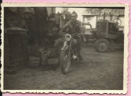 PHOTOGRAPHY - MOTORCYCLE (IN THE BACK TRACTORS), 8 X 5 Cm, Yugoslavia - Cycling