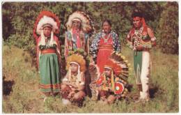 PUEBLO INDIAN FAMILY~c1950s Vintage Postcard~COSTUMES~NATIVE AMERICANS~SOUTHWEST  [c3886] - Non Classés