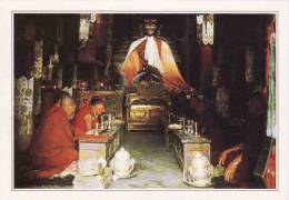 Inde Du Ladakh,Moines En Priere Au Monastere D'Hemis, Editeur:Edito-Service S.A.,Imprimé En C.E.,reedition - Boeddhisme