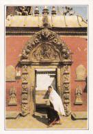 Népal, Bhadgaon,La Porte Dorée Du Palais Royal,bouddhisme, Editeur:Edito-Service S.A.,Imprimé En C.E.,reedition - Nepal