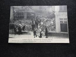 Bergues : La Rue Du  Mont - De - Piété En Mai 1915.A La Recherche  Des Victimes. - Bergues