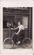 Carte Postale PHOTO -Femme En Byciclette - VELO - SPORT - Devant Commerce - A SITUER - - Wielrennen
