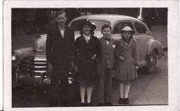 Carte Postale PHOTO - Famille Devant Une Jolie VOITURE CHEVROLET STYLEMASTER 1948 - AUTO  - AUTOMOBILE - - PKW