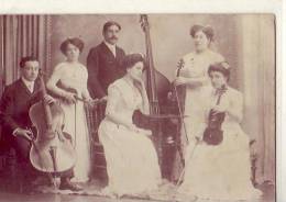 86- Poitiers     Musiciens    Violons  Violoncelles        Carte Photo Prise Au Café D'Armes  Sur La Grande Place - Poitiers