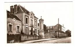 Derval - La Mairie - Le Monument Aux Morts Et Le Pensionnat Saint Joseph - Derval