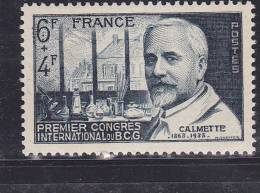 FRANCE N°814 6F + 4F BLEU VERT CALMETTE DANS SON LABORATOIRE POINTS DANS LA BOUCLE DU 6 NEUF AVEC CHARNIERE - Unused Stamps