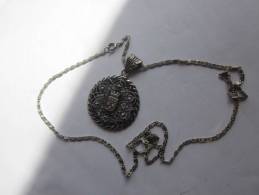 JOLI COLLIER AVEC MEDAILLE BLASON CHARTRE-  VOIR PHOTOS - Necklaces/Chains