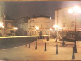 17 - MATHA - Place Samson (la Nuit - Commerces... ). - Matha