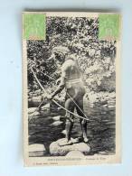 Carte Postale Ancienne : Nouvelles Hébrides : Canaque De Tana , Nu, Entrain De Pécher Avec Timbres - Vanuatu