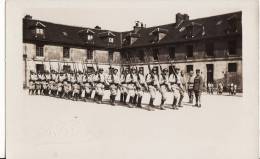 Carte Postale Photo Militaire Français - Défilé Intérieur De Caserne Photographe R.VIRION A SITUER - Barracks