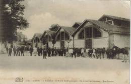 CPA MILITAIRE AVON (Seine Et Marne) Quartier Lariboisière : Les écuries Du 5° Escadron Du Train Des Equipages - Avon