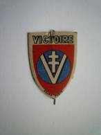 Petit  Insigne Carton  1945   " VICTOIRE "  (format 2,7 X 3,7) - Collections