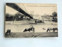 Carte Postale Ancienne : LA REOLE : Le Pont Suspendu , Animé Avec Vaches - La Réole