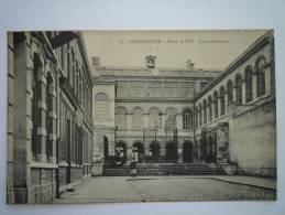 HAZEBROUCK  (Nord)  :  Hôtel De Ville  -  Cour Intérieure - Hazebrouck