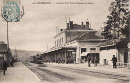 CP BOURGOIN N°128 ARRIVEE D UN TRAIN EXPRESS EN GARE - Bourgoin
