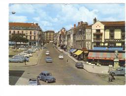 Véhicules.   Renault 4 CV, Citroen 2 CV ,  Simca, 42.Roanne.Place De La Paix Et Rue Jean Jaures.  Maison De La Bière. - Passenger Cars