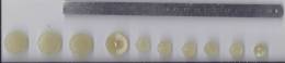 Bouton Ancien En Vere Opaline Jaune Clair Motif Petit Rond Lot De 4 Grands Et 6 Petits - Knopen