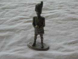 ARTILLEUR PORTANT UN BOULET  M.H.S.P. HAUTEUR 7 CM - Tin Soldiers