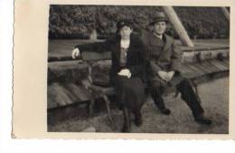 Ehepaar Auf Einer Bank Im Park Von Friedberg Hessen Winter 1934/35 Sw Privat - Friedberg