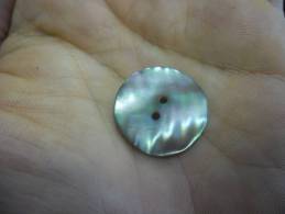 Delcampe - Superbe BOUTON Ondulé En NACRE 22 Mm @ De Trés Beaux Reflets Clairs Rose Et Vert @ 2 Photos - Botones