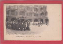 PARIS 03 --> ECOLE CENTRALE. Chahut Bizuth. Un Groupe Du Défilé - Arrondissement: 03