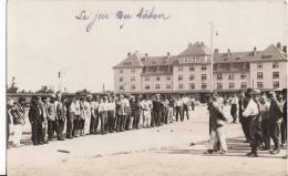 Carte Postale Photo Militaire Allemand -JEU Du BATON Dans Cour Caserne à Nürnberg ? A SITUEGuerre 1914-1918 - Feldpost - - Casernes