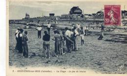 CPA ( PETANQUE )  BERNIERES La Plage Le Jeu  De Boules (defaut Coin Haut Droit) - Bowls