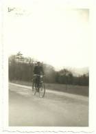 Ancienne Photo N&B Amateur 6x9 Jeune Fille Femme à Vélo Bicyclette Cycliste Tirage Argentique Gevaert Ridax 1940 - Wielrennen