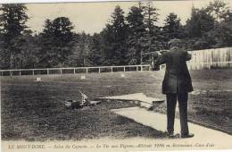 CPA (TIR) LE MONT DORE Salon Capucin Le Tir Aux Pigeons - Tiro (armas)