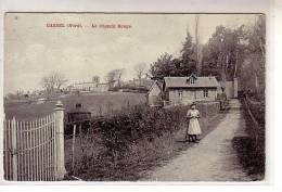 59 CASSEL ( Nord ) - Le Chemin Rouge - Animé Femme Servante En Tablier , Au Loin Maison à Colombage - Cassel