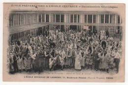 ECOLE DUVIGNEAU DE LANNEAU  - COUR DE RECREATION - Eleves En Tenue De Travail - Enseignement, Ecoles Et Universités