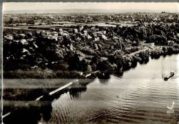 CPSM  HERBLAY    Un Coin Du Village ,la Seine Avec Une Péniche - Herblay