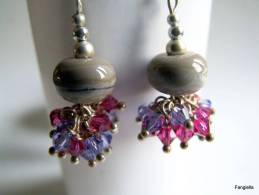 Boucles D´oreilles Violet Fuschia En Verre Artisanal Filé Au Chalumeau Et Perles En Cristal Swarovski  Les Crochets Sont - Oorringen