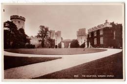 EUROPE UNITED KINGDOM ENGLAND WARWICKSHIRE WARWICK CASTLE THE COURTYARD Nr. 2001 OLD POSTCARD - Warwick