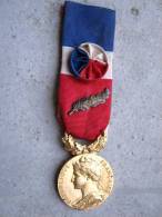 MEDAILLE DU MINISTERE DU TRAVAIL NOMINATIVE DATEE 1982 ECHELON OR AVEC PALME BON ETAT GENERAL - France