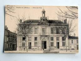 Carte Postale Ancienne : PAUILLAC : Hotel De Ville , Animé - Pauillac