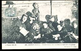 80 ACHEUX EN AMIENOIS / Soldats Revenant Des Tranchées Au Repos Dans Une Grange / - Acheux En Amienois
