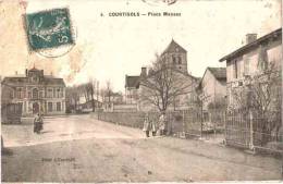 CPA Courtisols - Place Massez, 1911. Animée : Enfants, Brouette, Roulotte - Courtisols