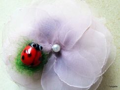 Barrette Ou Broche Fleur Organza Mauve Coccinelle Rouge En Verre Lampwork  La Fleur Réalisée De Façon Artisanale Mesure - Autres & Non Classés