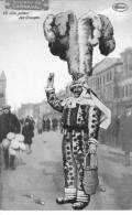 BINCHE - Souvenir De Carnaval - Un Gille Jettant Des Oranges - Carte Colorée - Binche