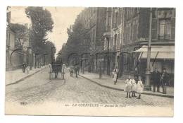 La Courneuve (93) : Attelage Dans L'Avenue De Paris Prise Au Niveau Du Café Restaurant En 1910 (animée). - La Courneuve