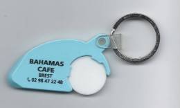 11635 - JETON CADDIE - PORTE - CLEF BAHAMAS CAFE - BREST (COULEUR BLEU). - Munten Van Winkelkarretjes