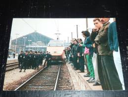 GARE SAINT-CHARLES MARSEILLE - TOUCHE PAS A MON T.G.V - CRS SUR LES RAILS - TRAIN - BOUCHES DU RHONE - Bahnhof, Belle De Mai, Plombières