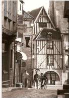 NOYERS ,RUE DE LA PETITE ETAPE AUX VINS ,PLACE DE L'HOTEL DE VILLE ,PERSONNAGES,CYCLISTE,BEA U PLAN REF 29491 - Noyers Sur Serein