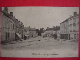 Dep 45 , Cpa PUISEAUX ,  Place De La République  (028) - Puiseaux