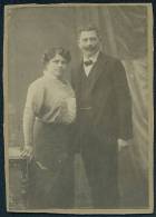 Unknown Man And Women On Photo, Dimension 10,6x15,5 Cm, Photo On Cardboard - Anciennes (Av. 1900)