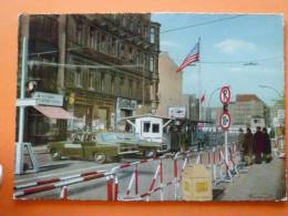 E1-allemagne-berlin--checkpoint Charlie--animee-douane-voitures-automobiles - Muro De Berlin